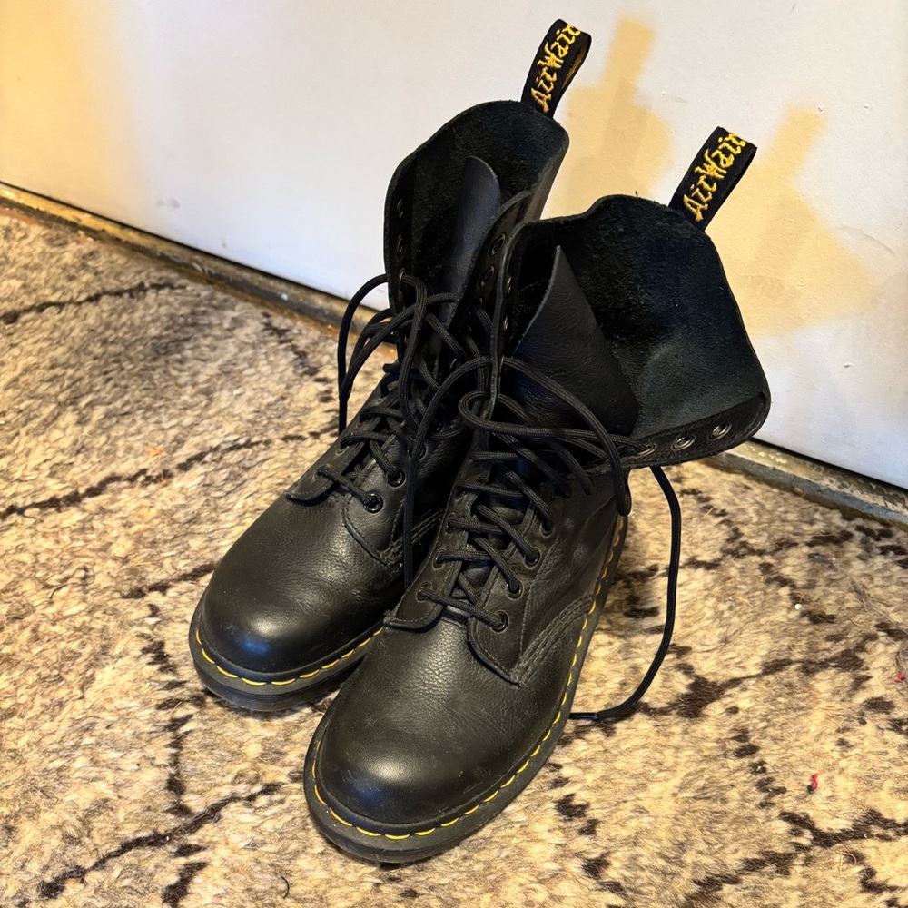 Black leather Dr. Martin’s sz 7W/38. 10 hole. Nearly new